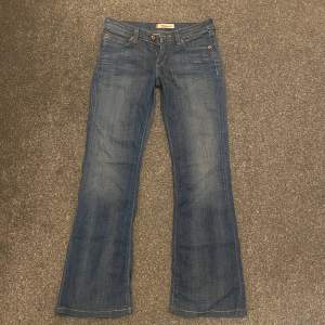 Jättesnygga levis jeans, lågmidjade och bootcut🙌jättebra skick. Midja: 74, Innerben: 72. Skriv gärna om du har frågor elr funderingar💗rätt små i storleken