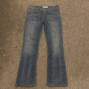 Lågmidjade jeans - Jättesnygga levis jeans, lågmidjade och bootcut🙌jättebra skick. Midja: 74, Innerben: 72. Skriv gärna om du har frågor elr funderingar💗rätt små i storleken