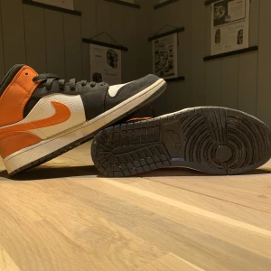 Jordan 1 mid shattered backboard - Säljer ett par 🔥Jordan 1 mid shattered backboard storlek 44🔥 Skick syns på bild. Lite smutsiga men det går att få bort. Dom är äkta👌 Art nr: 554724-058 Skickar eller mötas i Gävle Pm om du har frågor😁svarar ofta snabbt        