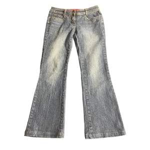 lågmidjade och bootcut edc by esprit jeans! passar på 160 cm å kortare💞jag kan frakta & mötas upp. kommer inte skicka bild med jeansen på då de är försmå 😙