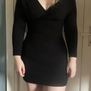 Svart ribbad kläning  - En svart ribbad klänning långarmad  Jätte mjukt och skönt material  Såå bekväm att ha på sig 