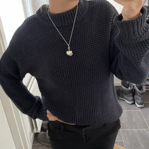 Marinblå grovstickad tröja - Snygg marinblå grovstickad tröja från Assembly Label👌🏾Storlek S men oversized 
