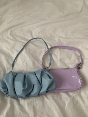 Axelväskor  - Två axelväskor från hm använda Max tre gåner och är som nya.