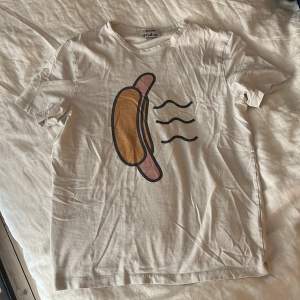 klassisk acne studios hot dog t-shirt, storlek S, använd men ej urtvättad. regular fit, passar även XS och M!