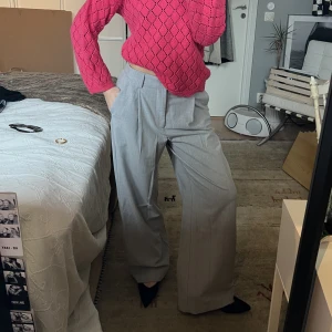 Grå baggy kostymbyxor - Så snygga baggyyyy gråa kostymbyxor från Bershka. Aldrig använda, endast testade. Perfekt längd på mig som är 167 och gillar lite längre byxor😍