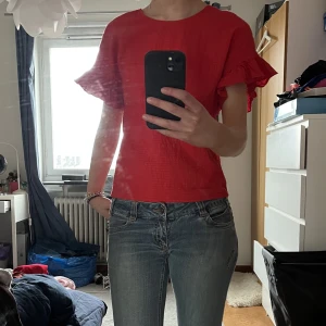 Blus - Jättefin blus med små volanger på ärmarna. Skulle säga att den är sann till storlek