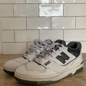 New balance 550 - Jätte snygga Gråa/vita New balance 550s i näst intill perfekt skick. Köpte från Jd sports för 1200, Med mer frågor eller bilder är det bara att komma pm. Kan mötas upp i centrala Stockholm men kan också fraktas