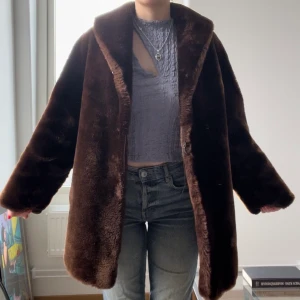 Vintage Pälsjacka - Superfin och superskön vinterjacka. Bra skick och förutom flärpen i nacken har den inga defekter. 🌸✨🫶