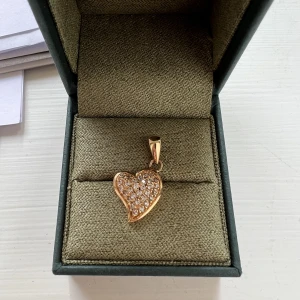 Halsband - Säljer denna som kan sättas på en kedja❤️vet ej metall. Möts upp på Östermalm eller fraktar 