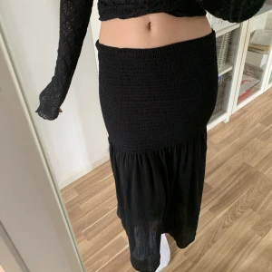 Långkjol - Lång svart kjol som sitter tajtare över rumpan och läsare nedtill, jättefint skick!! I storlek 38, men stretchiga så passar allt mellan 33-38, sjölv är jag en 36 😍