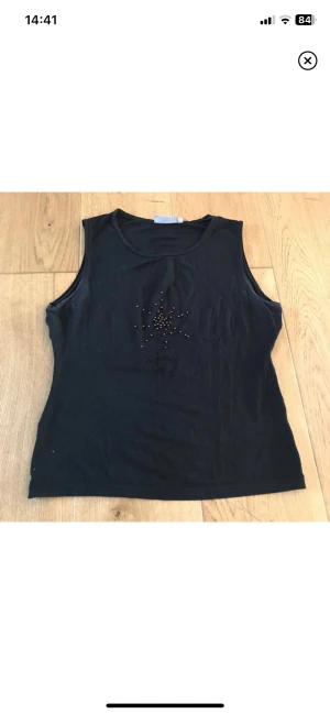 Linne - Snyggt svart linne som sitter snyggt på. 3 FÖR 2 PÅ ALLT I MIN PROFIL!!