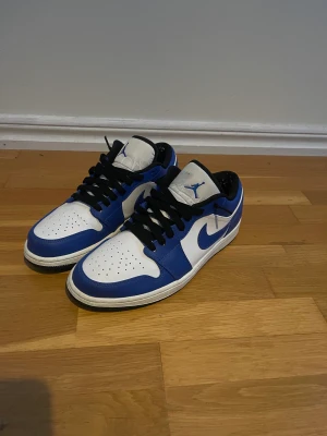 Jordan 1 - Hej! Jag säljer dessa fina Jordan 1 low game royale då de inte kommer till använd längre. Nypris ca4000kr. Slarvigt gjort så har jag slarvat bort sulan inne i skon då jag har haft egna inlägg i dem. Crease skydd ingår. Hör av dig vid frågor! Mvh Oskar