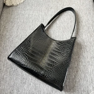 Svart handväska  - Svart handväska i ormskinn (fake) Rymlig   Köparen står för frakt 🌸