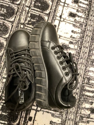 svarta skor - Har aldrig använt för 1 år sen