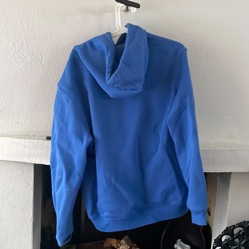 en blå H&M hoodien storlek M. Använd 2 gånger. väldigt cozy. Nypris: 250. Huvtröjor & Träningströjor.