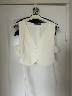 Kostymväst - Vit kostymväst som man knyter på sidan