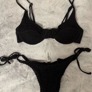 Svart bikini - Säljer denna oanvända svarta bikinin❤️