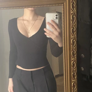 svart topp - En svart topp från H&M i storlek S men passar även XS såklart(ingen skillnad). Säljer pga kommer inte till användning mer. I bra skick:) skriv för fler frågor/bilder! 