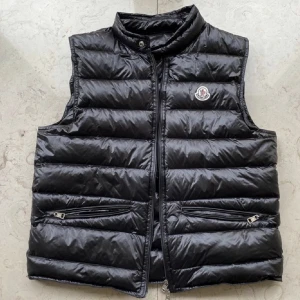 Moncler gui - Moncler gui väst. Den är storlek 4 och köpt på Nk i Göteborg. Vi har satt priset 2800 men det är lite rörligt. Notera lite. Kontakta mig om du har någon fundering