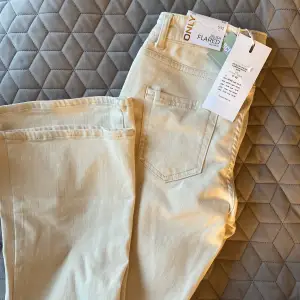 Super fina lågmidjade jeans från Only i en fin beige färg. Aldrig använda, storlek S/32. Nypris: 429kr
