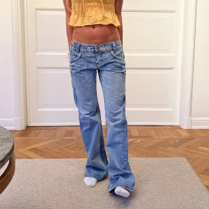 Jeans!  - Så snygga jeans som snyggt baggy på min kompis som brukar ha S i byxor❤️ MIDJEMÅTTET:84cm INNERBENSLÄNGDEN:82cm