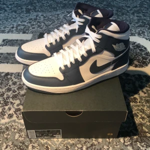 Jordan 1 Mid Gold Obsidian  - Helt nya Jordan 1 Mid Gold Obsidian. Fin färg som passar med det mesta. Säljs på soleplus för 2399. Bjuder på frakt om du köper dem för 1999.