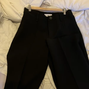 Kostymbyxor  - Jätte fina kostym byxor från mango i storlek 40 dom har en slits på sidan som gör dom jätte fina.  aldrig kommit till användning och därav säljer jag, dom är som nya köpta för ca 6 månader sen 🥰