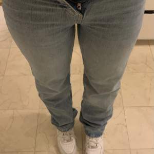 Midrise straightleg jeans som blivit försmå för mig, storlek 36. Mkt fint skick 🫶🏻skriv för fler bilder