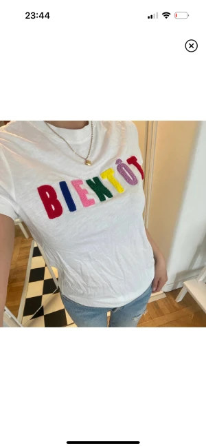 Tshirt - T-shirt från H&M strl 34, knappt använd så fint skick!