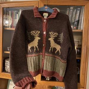 Intressekoll på denna härliga stickade tröjan. 100% ull så den är väldigt varm och skön❤️ Köpt på Beyond Retro