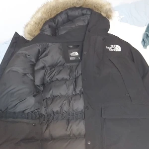 The north face jacka vinter - Varm north face vinterjacka  äkta och nyskick, nypris runt  6000 kr. För stor för mig strl XL. Bara att fråga för mer bilder 