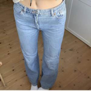 Blå jeans från monki i storlek 27! Superbra längd för mig som är 170