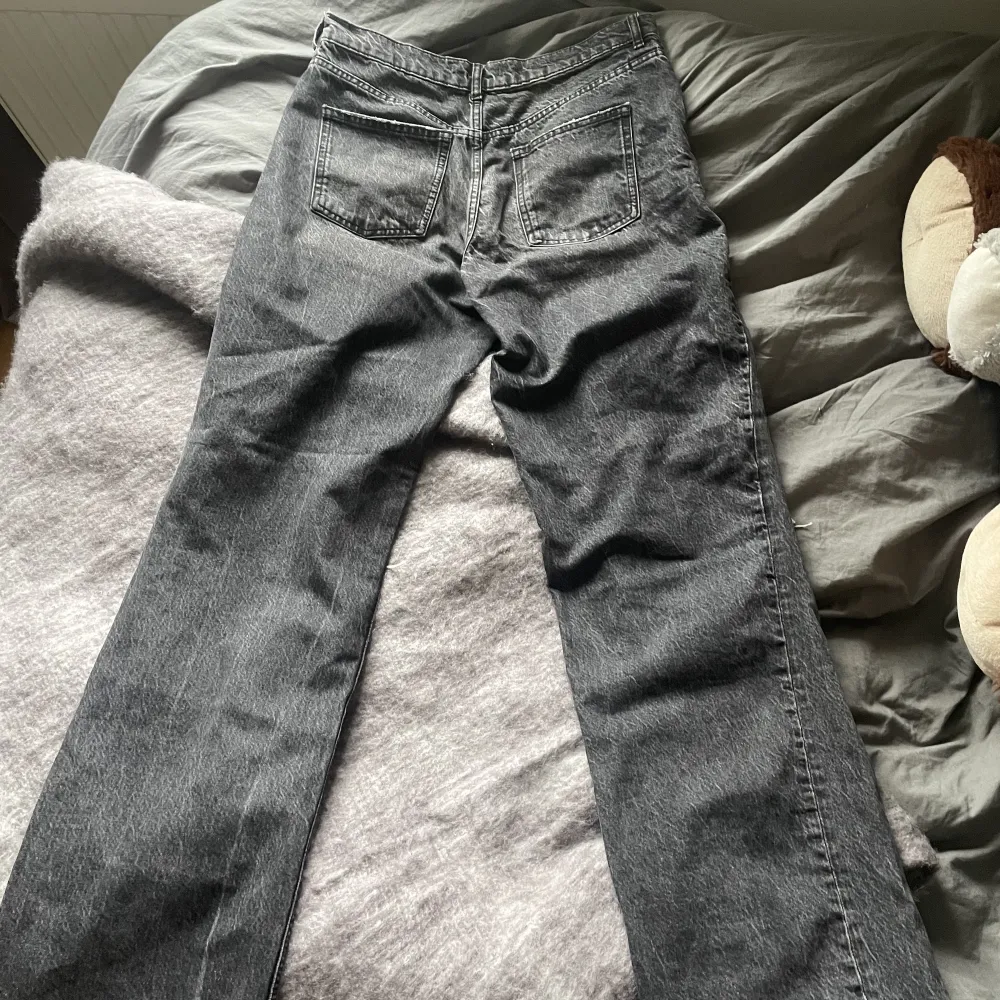 Säljer dessa lågmidjade jeans från zara. Storlek 40 men skulle säga att de är mer som en 38 eller mindre🥰köparen står för frakt . Jeans & Byxor.