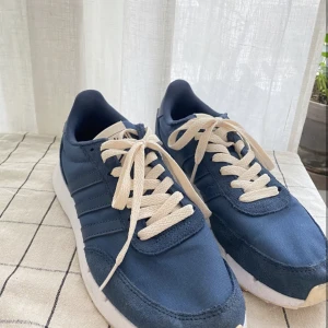 Marinblå adidasskor  - Helt nya, använda en gång. Marinblå färg med beige sula o snöre. Passar perfekt till våren till jeans och en beige kappa