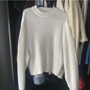 Från Monki i strl XS men passar även S då den är lite loose fit🤍ANVÄND KÖP NU FÖR GRATIS FRAKT TILL O MED 18 APRIL