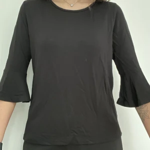 Topp - Svart topp ifrån Lager157. 