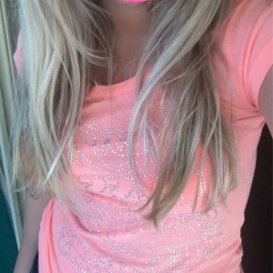 Jätte snygg tajt tshirt  - Jätte cool tajt T-shirt från GUESS