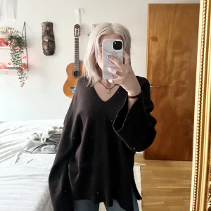 Bikbok  - Fin tröja från Bikbok som inte kommer till användning längre, strl xs men som man ser är den rätt oversized så kan passa s-m med. Bra skick!💕