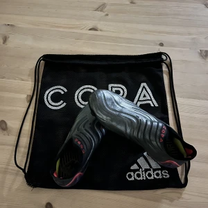 Fotbollsskor - Fotbollsskor strl 42, Adidas copa sense. Inte använda mycket alls eftersom dom var för små för mig. Köpta för 2800. Skick 9/10