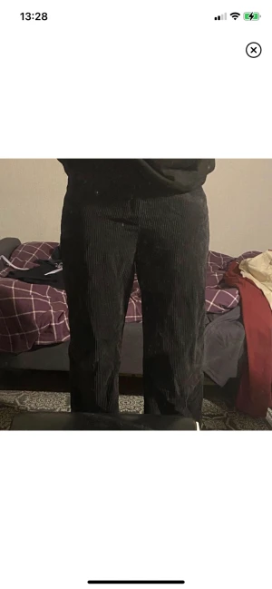 Svarta Manchesterbyxor - Säljer dessa byxor då de ej kommit till mycket användning. Är 173 cm lång 