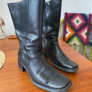 Vagabond stövlar 38 - Underbara stövlar från Vagabond strl 38 Tyvärr aningens för små för mig därav säljes till lycklig person ):)  Äkta läder, fint ingångna men sparsamt använda  Finns i Sthm söder om söder/söder/city Kan såklart fraktas mot kostnad 