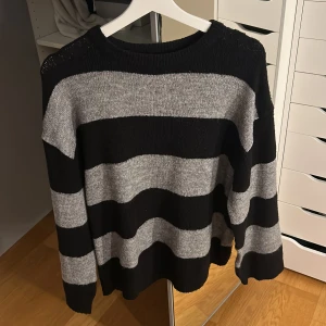 Stickad tröja - Säljer denna fina stickade tröja som endast använts runt 2 gånger 💕