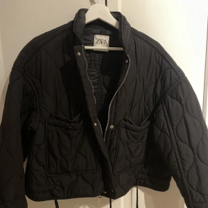 Zara jacka  - Svart täckjacka från Zara, sparsamt använd 