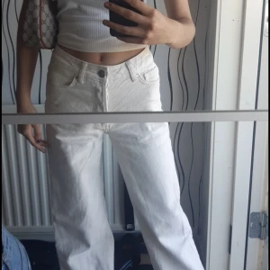 Snygga jeans  - Super fina jeans som inte är använda alls mycket, ser fortfarande ut som nya. Säljer de pågrund av de har blivit lite för små för min smak. De passar verkligen till allt speciellt till sommaren. Priset kan diskuteras 