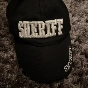 Svart sheriff keps