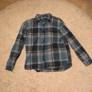 Vans skjorta - Hej, säljer min vans skjorta eftersom att man tydligen var skitful i skjortor 🥲 Skjortan är andbänd en gång och helt som ny. Skick 9,5/10. Frakt ingår bara.