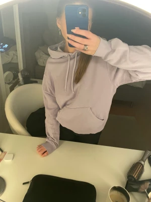hoodie - säljer en lila hoodie från monki i strl xs då den ej kommer till användning, den har en liten skada på höger arm (andra bilden) efter olycka, men annars fint skick❤️