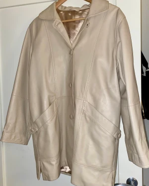 Beige läderjacka  - Beige läderjacka köpt på second hand, men nästan som ny.  Storlek 36 och något längre i modellen. Kan mötas upp i Stockholm! 💕