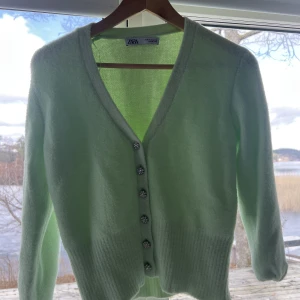 Säljer denna topp från zara  - Säljer denna zara topp i en fin grön färg i storlek m