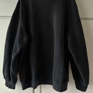 Sweatshirt  - Svart sweatshirt 